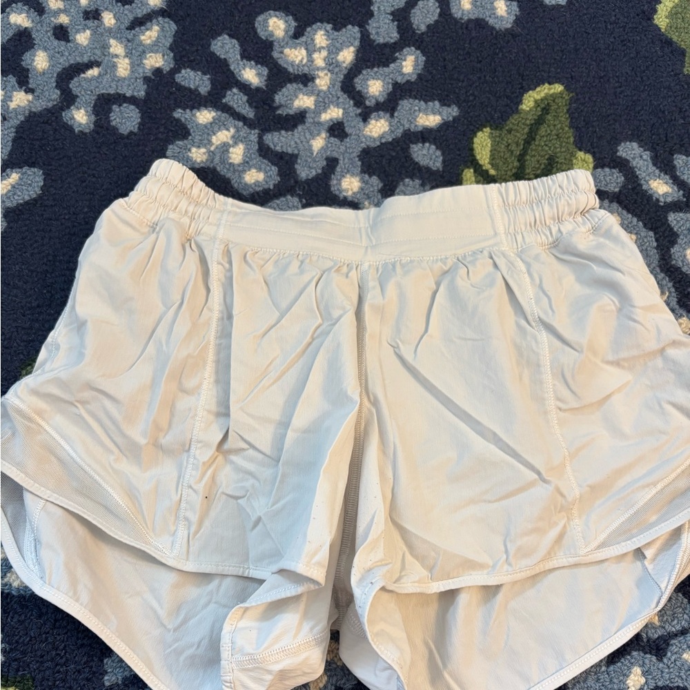 WHITE LULULEMON HOTTY HOTS INSEAM 4
